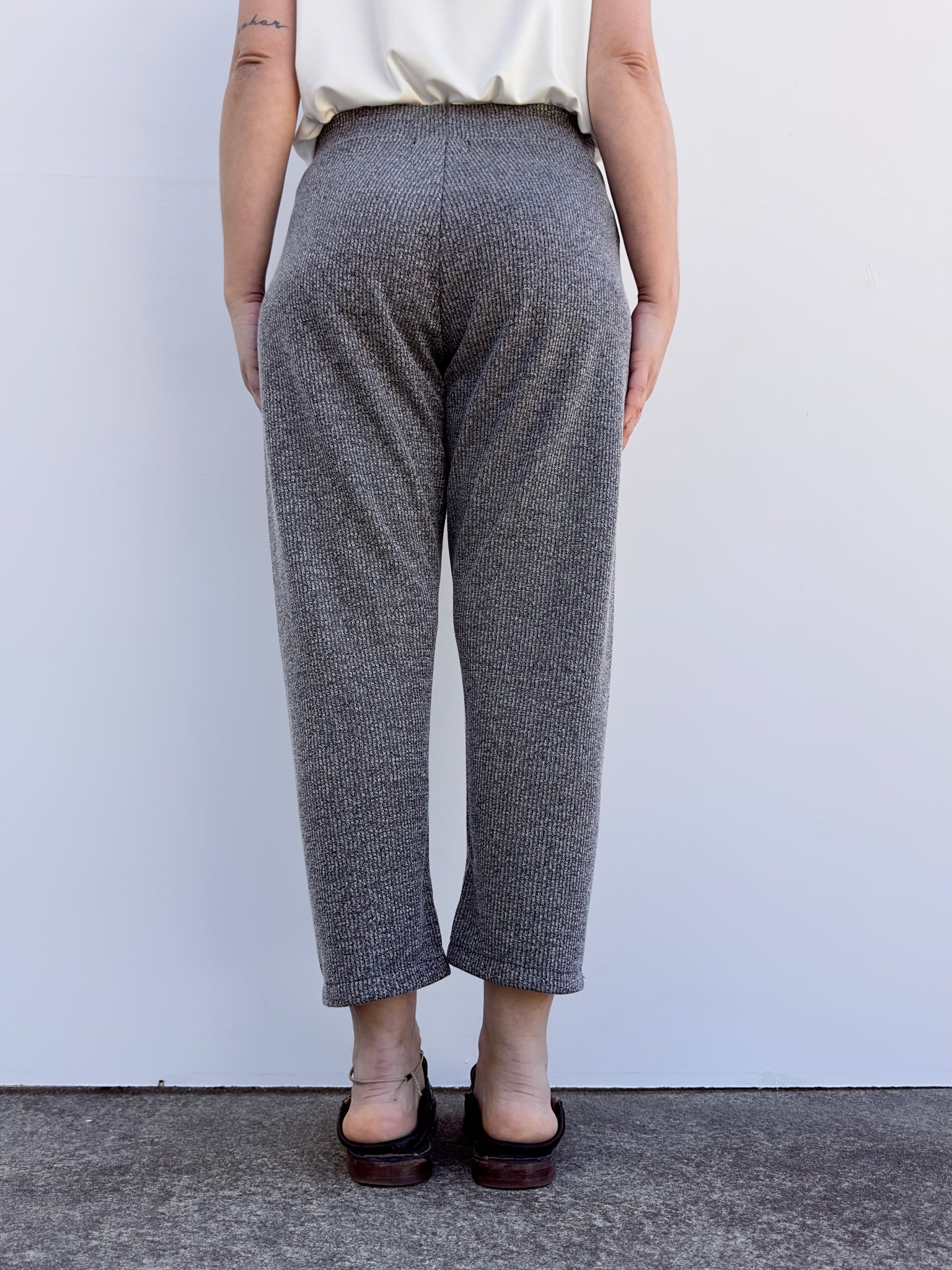 Pantalón Daniela gris canalé de Maider Alzaga, vista espalda.