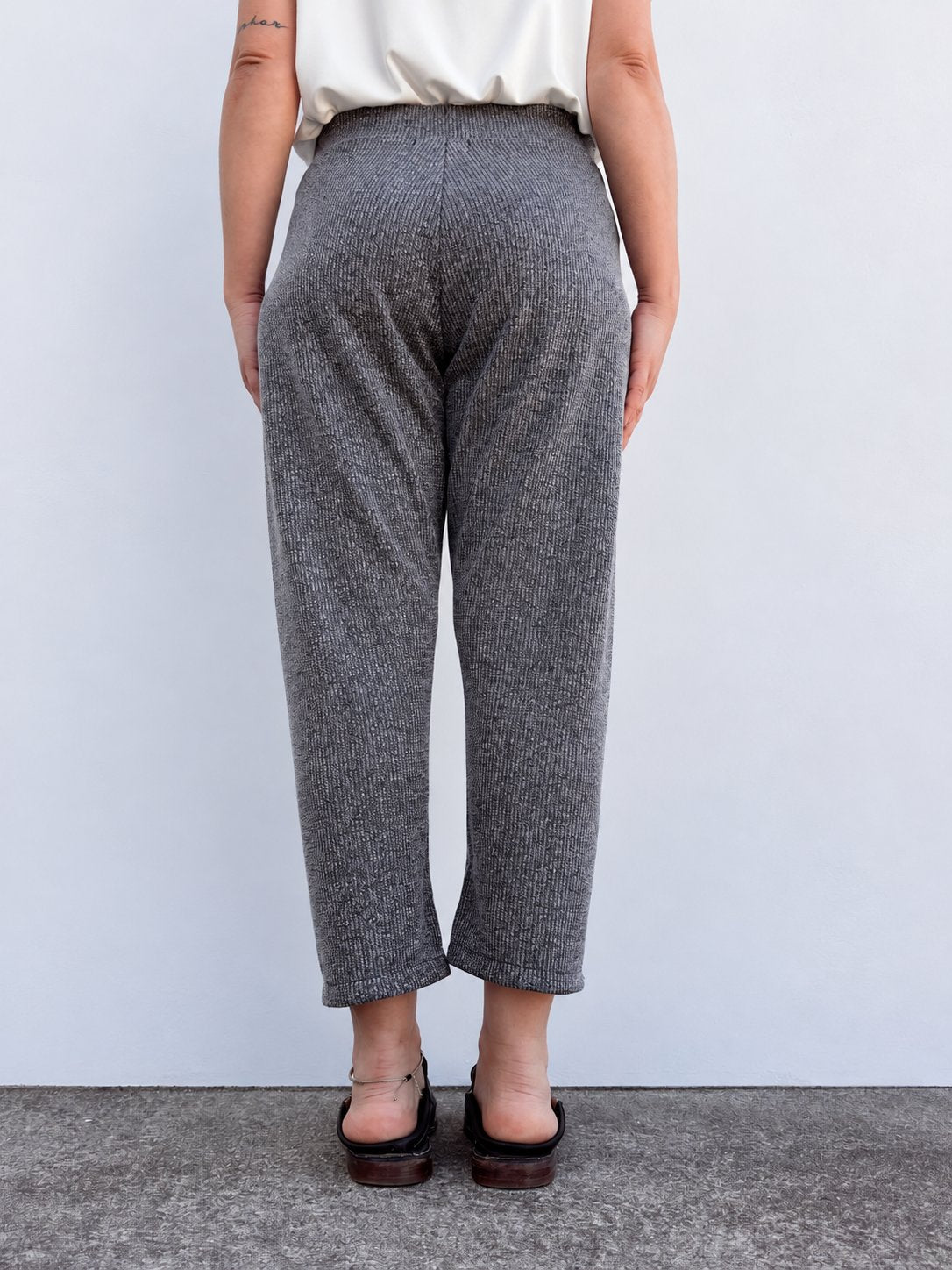 Pantalón Daniela gris canale de Maider Alzaga, fotografía 4