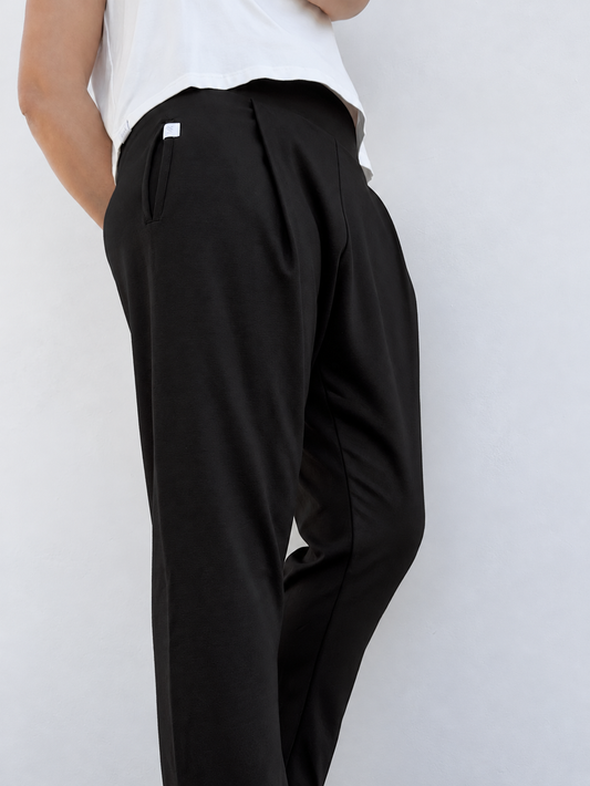 Pantalón Daniela negro de Maider Alzaga, detalle de las pinzas