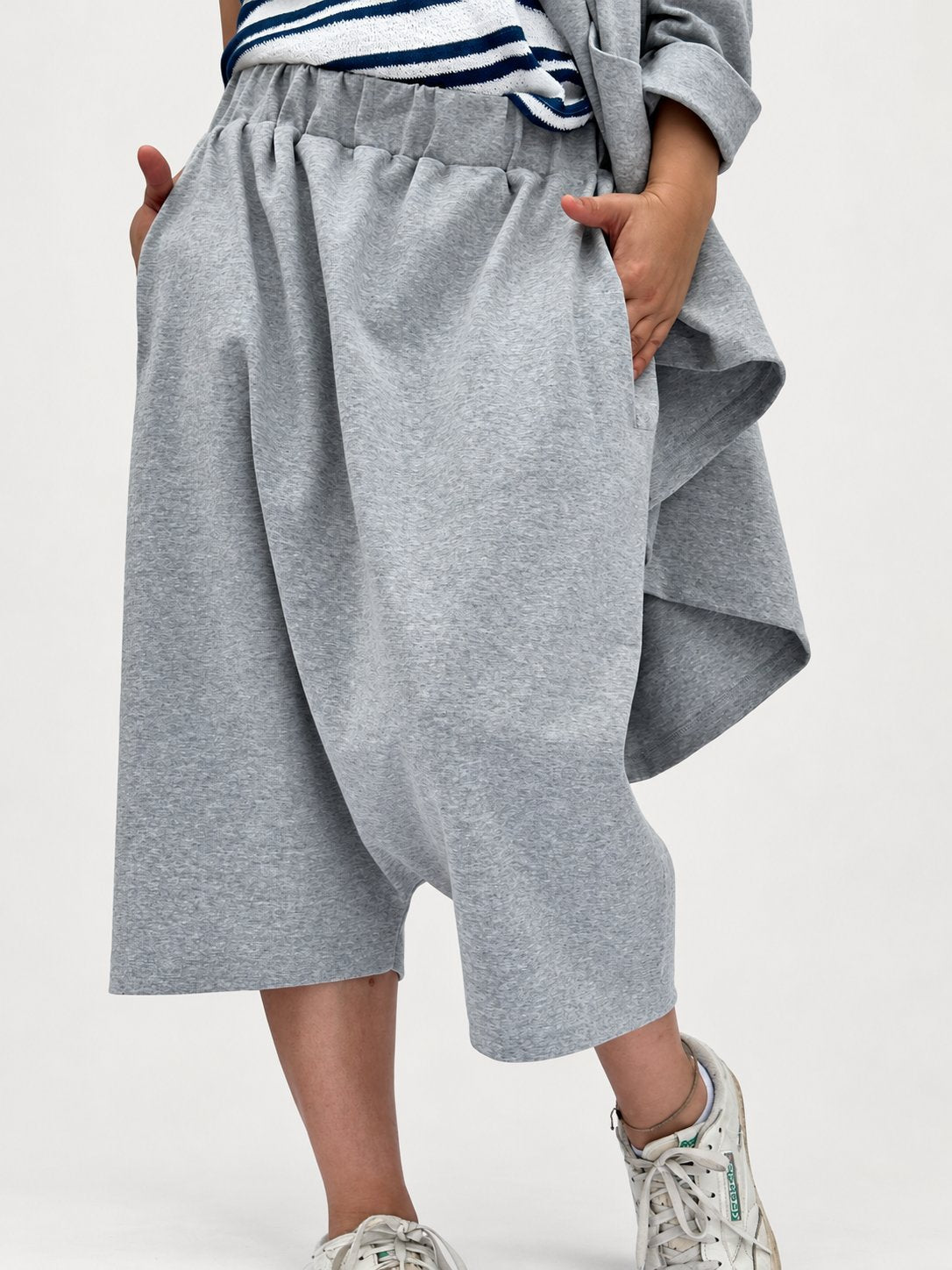 Pantalón circular Elene gris jaspeado de Maider Alzaga, detalle frontal.