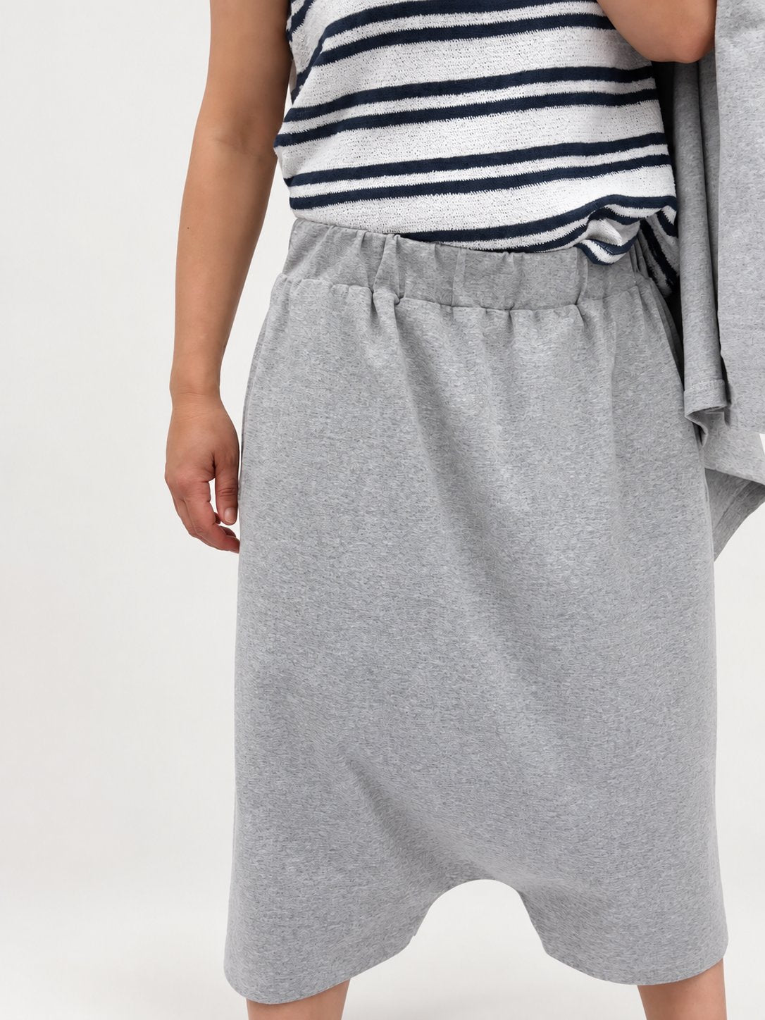 Pantalón circular Elene gris jaspeado de Maider Alzaga, detalle frontal.