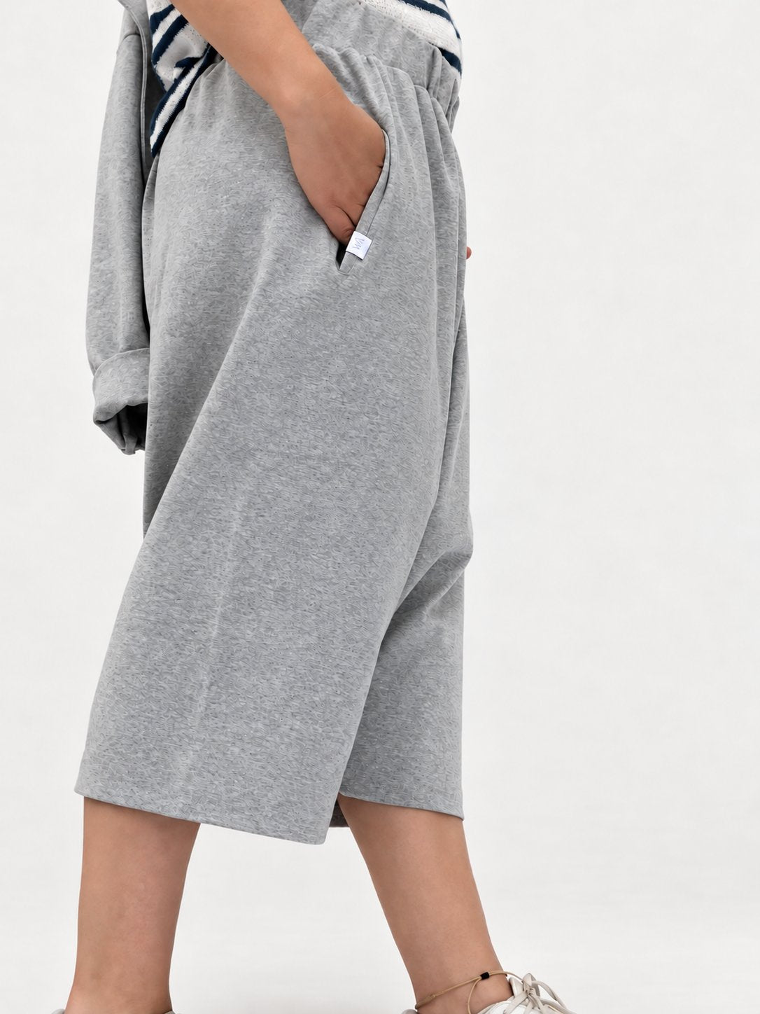 Pantalón circular Elene gris jaspeado de Maider Alzaga, detalle lateral.