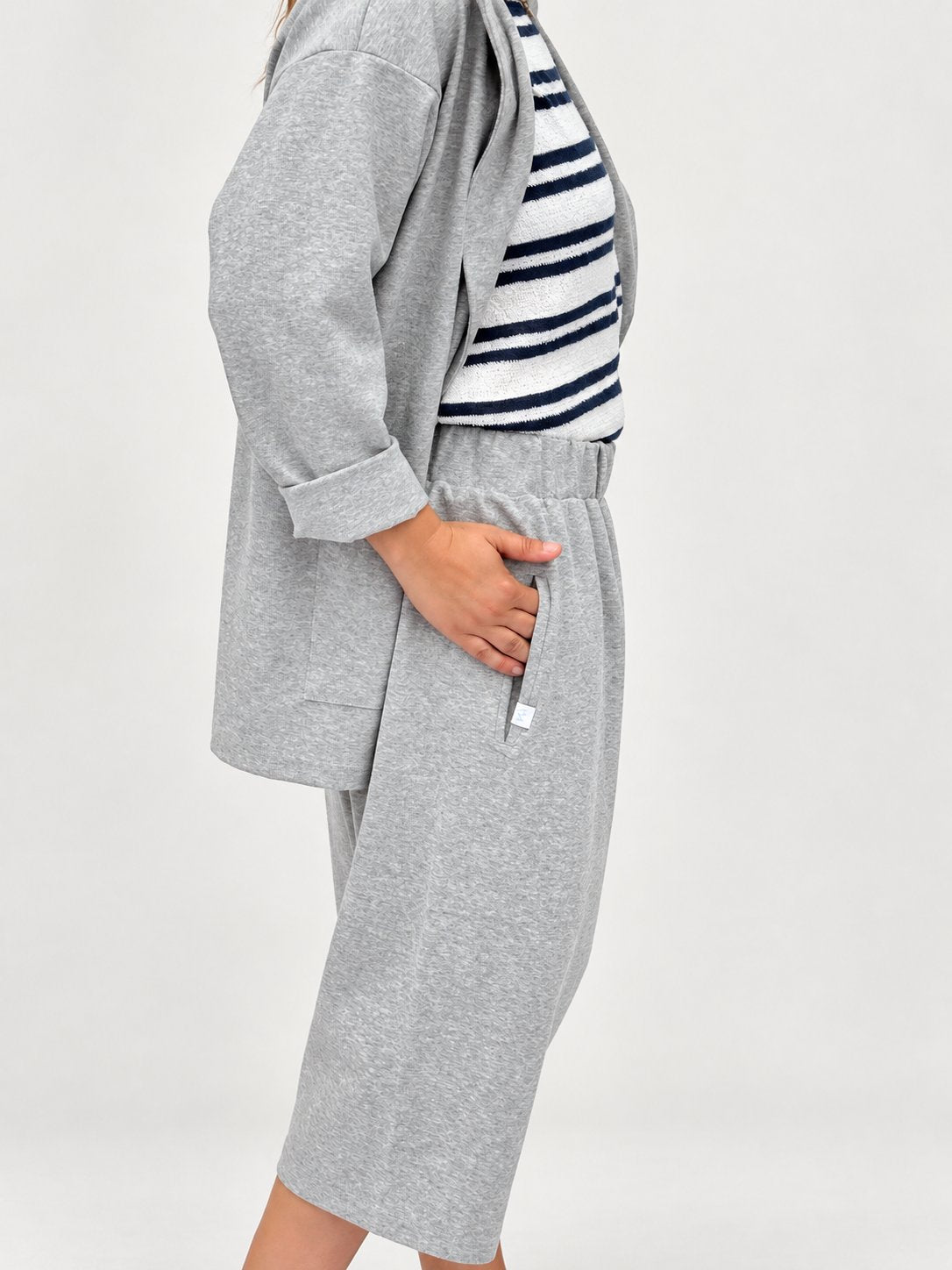 Pantalón circular Elene gris jaspeado de Maider Alzaga, detalle lateral.