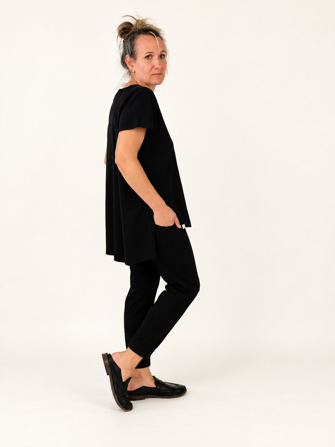 Maider Alzaga: pantalón Sophie negro, vista tres cuartos