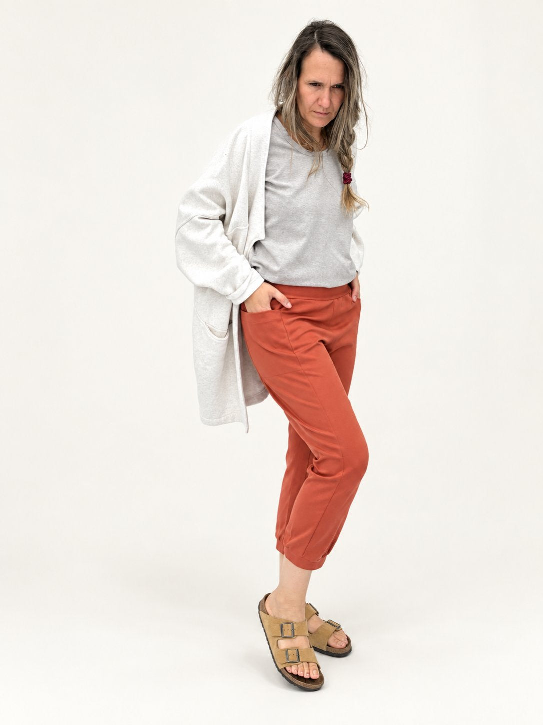 Maider Alzaga: pantalón Sophie teja, vista frontal