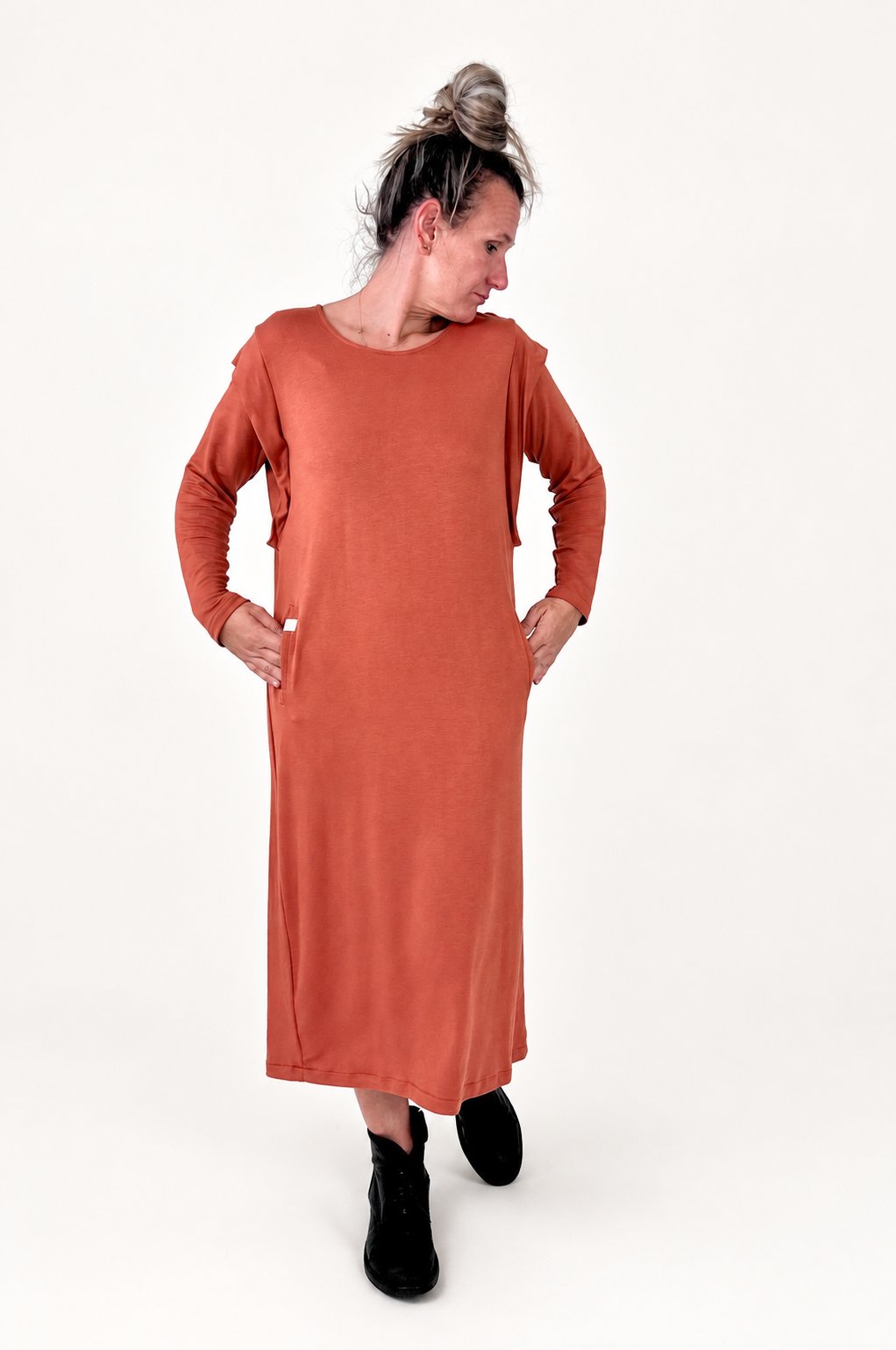 Maider Alzaga: vestido Garbiñe fluido de manga larga color teja, vista frontal