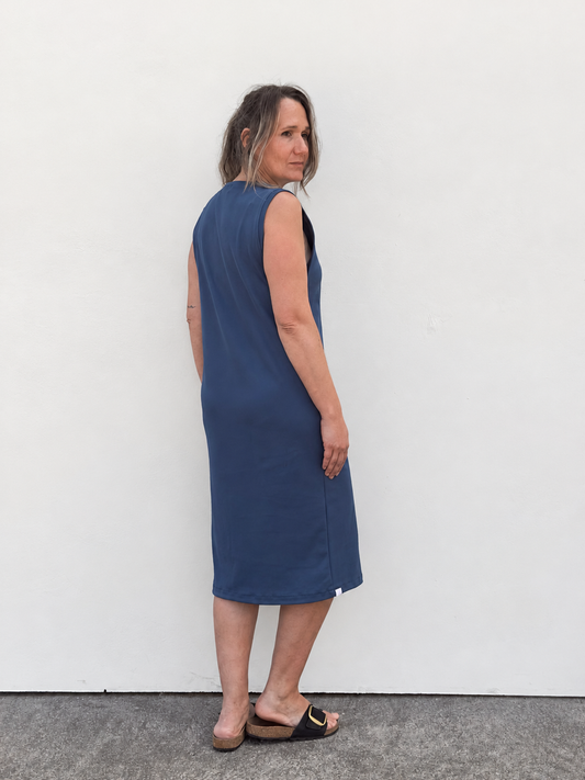Vestido Mertxe de Maider Alzaga en azul, vista frontal