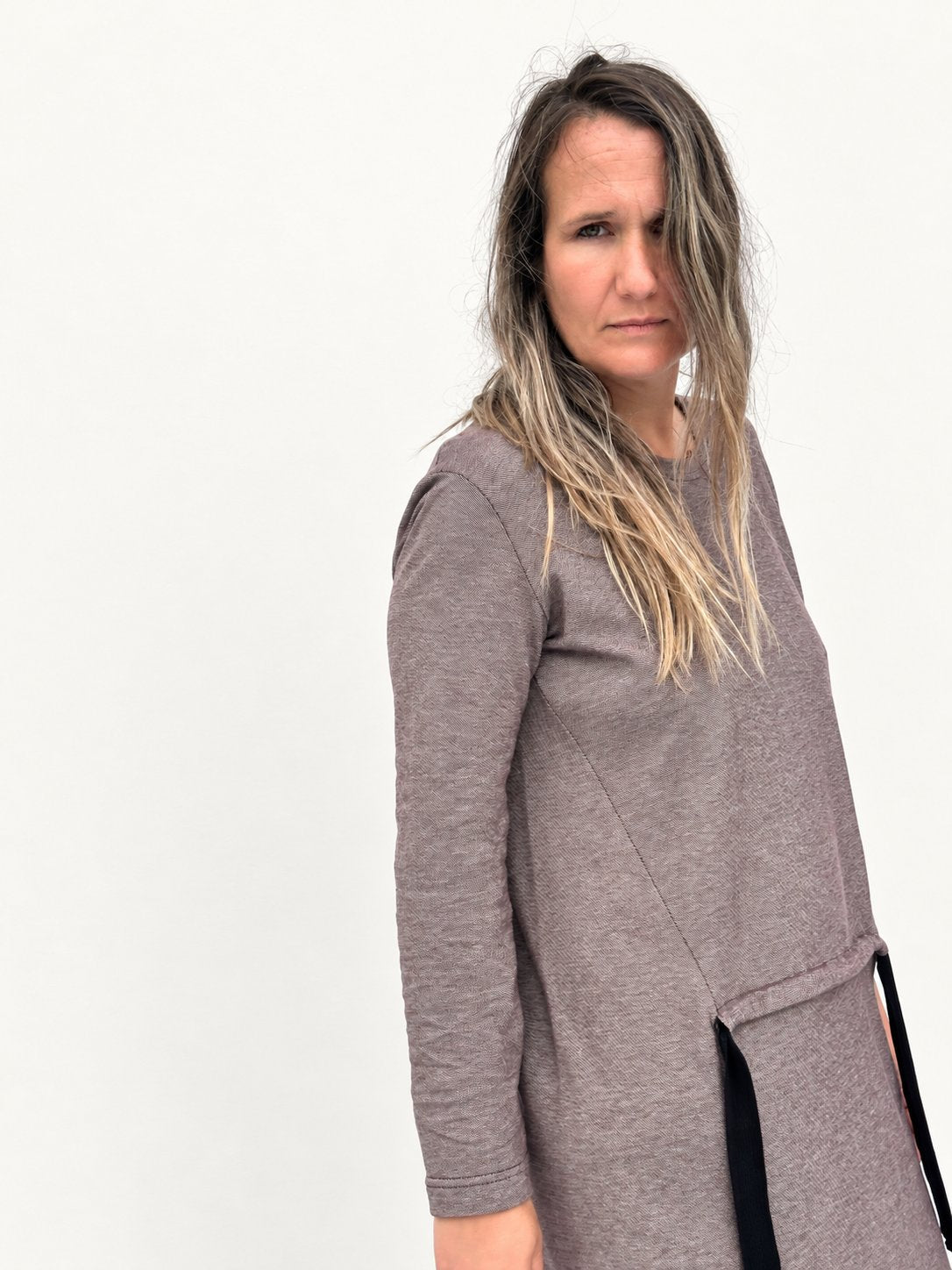 Maider Alzaga: vestido Soka marrón jaspeado con cordón frontal, vista de frente