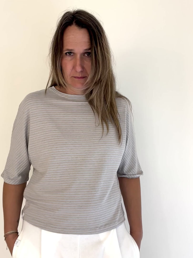 Camiseta Hegoa rayas azul claro de Maider Alzaga, vídeo de la prenda en movimiento