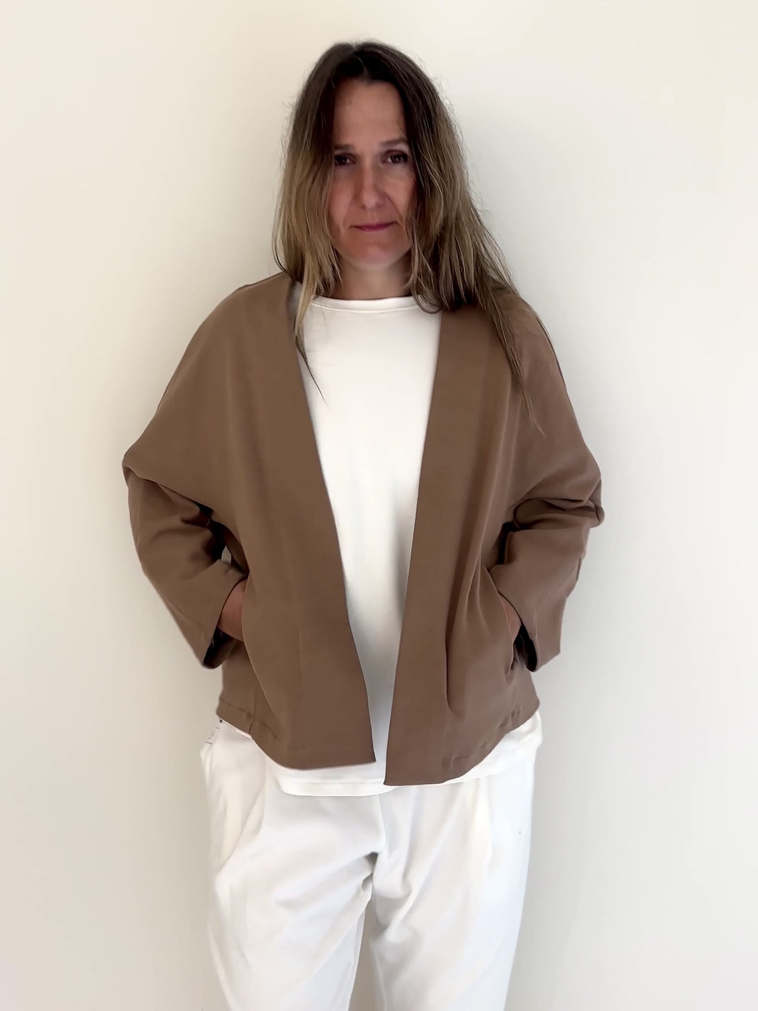 Chaqueta Irati maquillaje de Maider Alzaga, vídeo en formato 3:4 con vistas de frente, lateral y espalda.