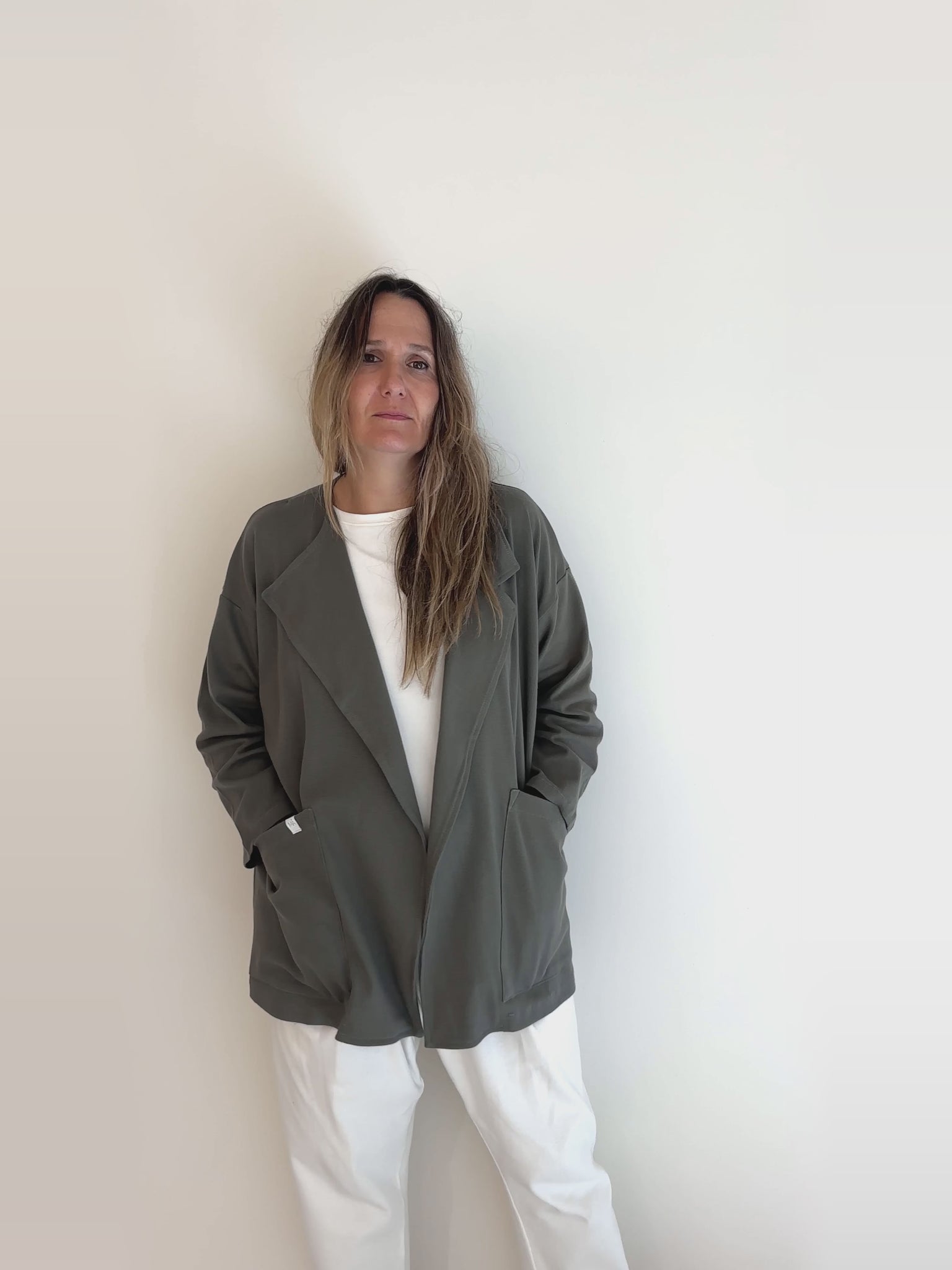 Chaqueta Jare verde oliva de Maider Alzaga, vídeo con fondo natural en formato 3:4.