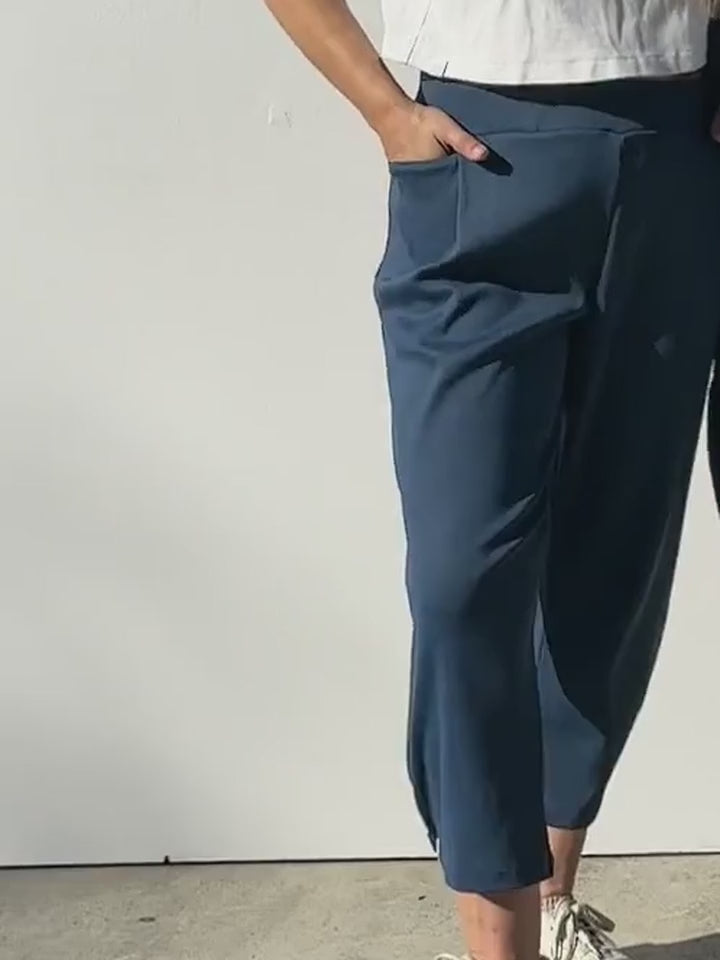 Maider Alzaga: pantalón Dorleta azul, vídeo unificado en formato vertical 3:4, detalles y movimiento