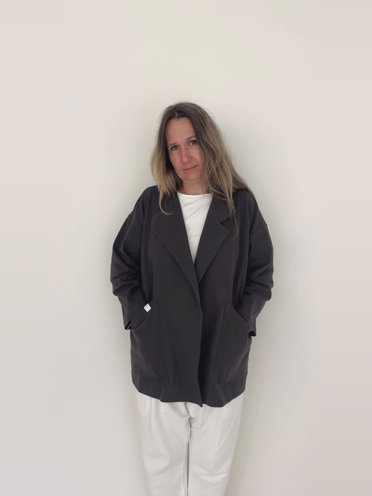 Chaqueta Jare antracita de Maider Alzaga, vídeo con fondo natural estable en formato 3:4.