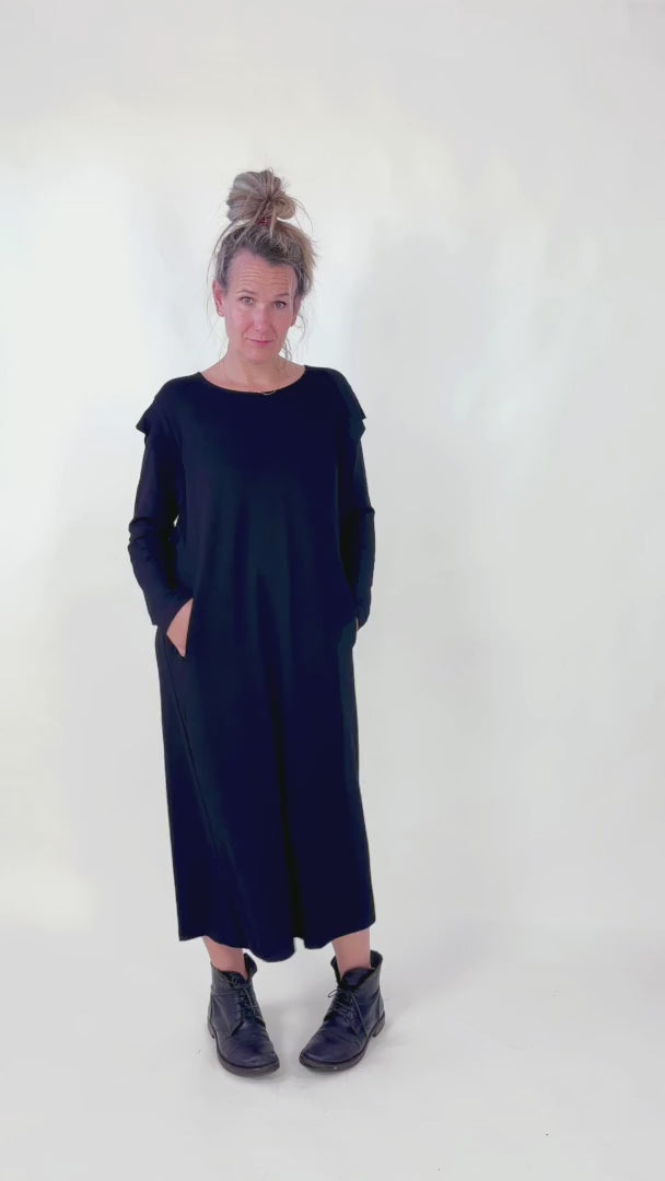 Maider Alzaga: vestido Garbiñe fluido de manga larga negro, vídeo con luz y color corregidos