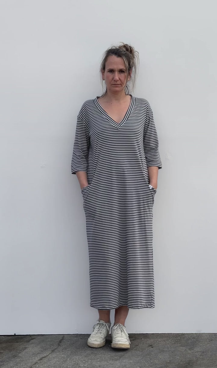 Vestido Saio rayas de Maider Alzaga en movimiento