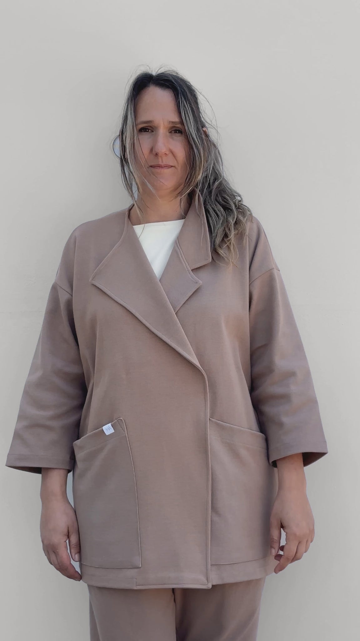 Chaqueta Jare maquillaje de Maider Alzaga, vídeo completo con fondo neutro y formato vertical original.