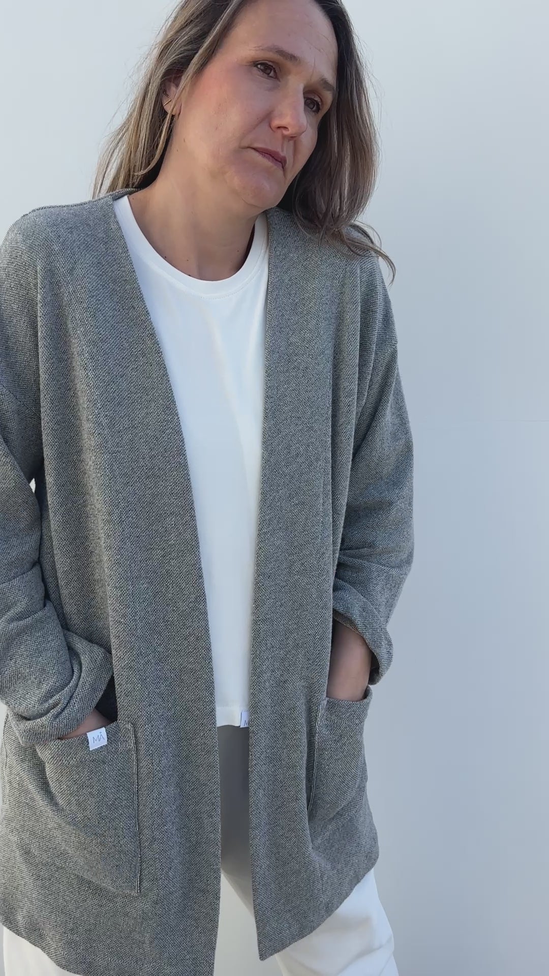 Chaqueta Irune Uda gris jaspeado de Maider Alzaga, vídeo original.