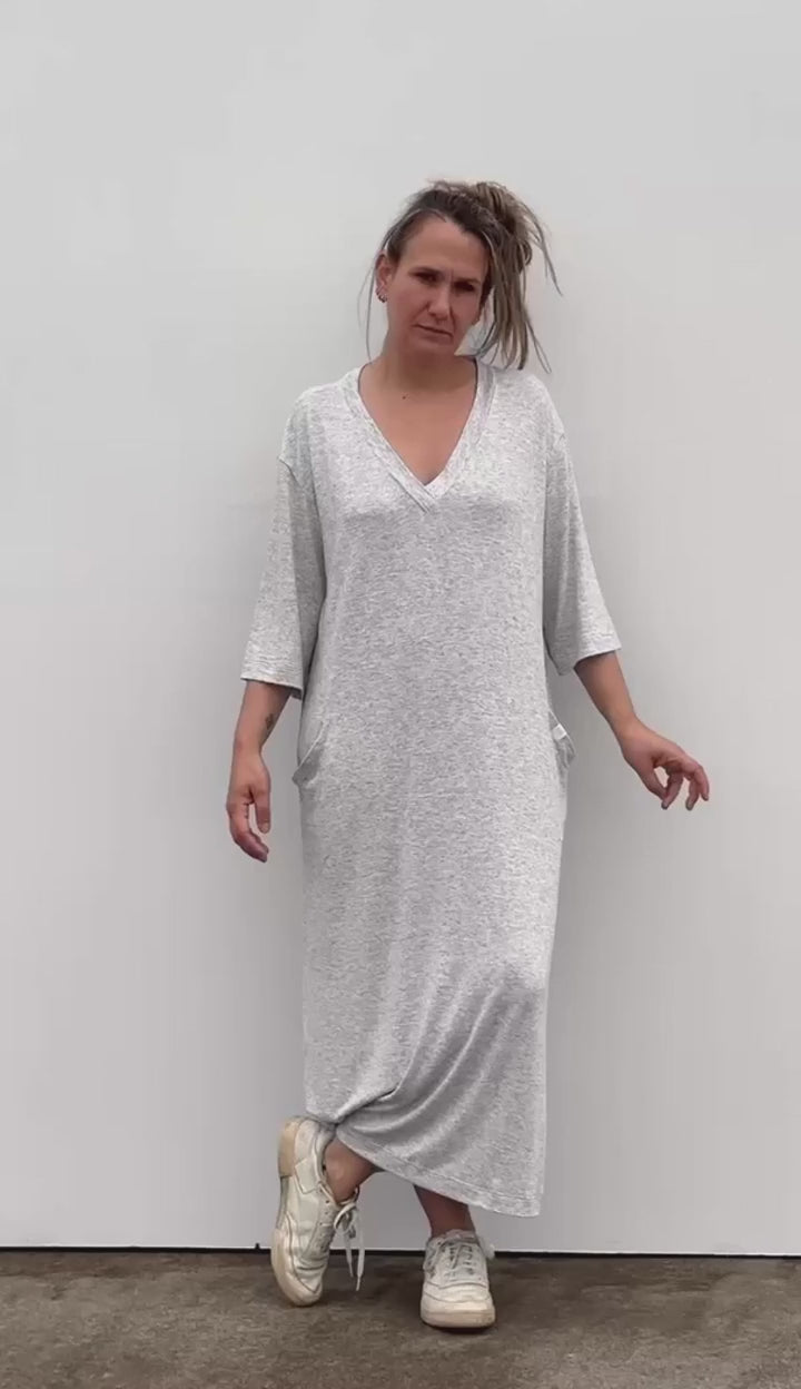 SAIO VESTIDO GRIS CLARO, Maider Alzaga, vídeo con fondo natural