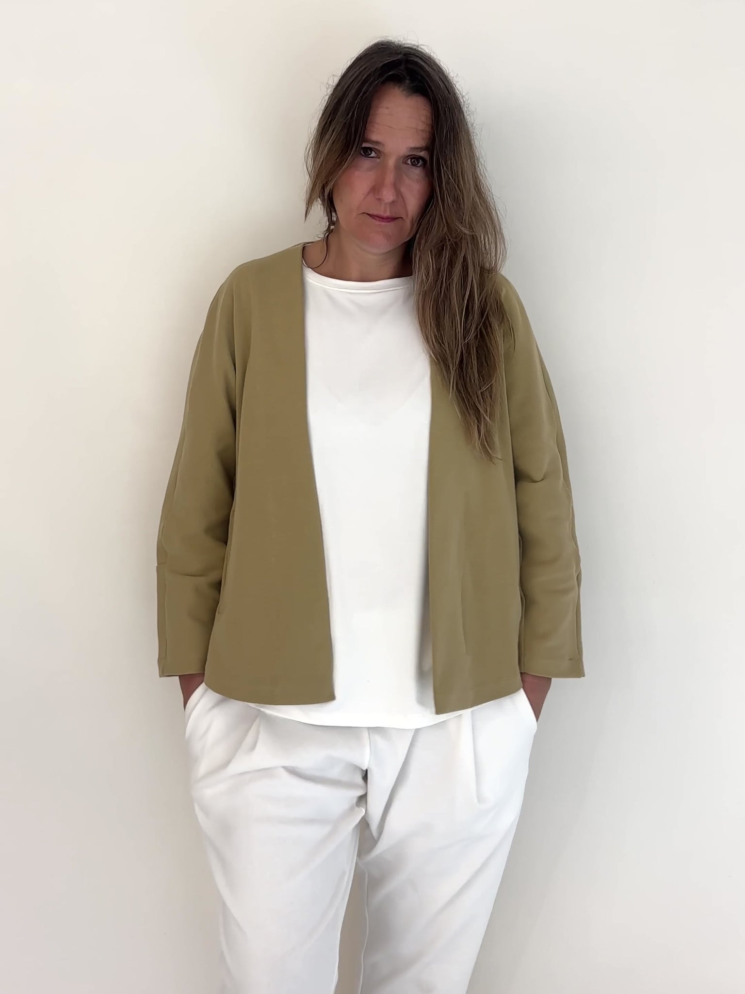 Chaqueta Irati beige de Maider Alzaga, vídeo en formato 3:4 con vistas de frente, lateral y espalda.